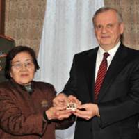 Vindication: At the Russian Embassy in Tokyo on Jan. 13, 2010, Russia\'s Ambassador to Japan, Mikail Bely, presents Toshiko Tokuyama with the Order of the Patriotic War (Second Class) awarded posthumously to her uncle, Yotoku Miyagi, in 1964. | YOSHIAKI MIURA PHOTO