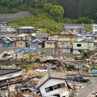 Life and death: After major tsunamis in 1896 and 1933, many houses in Toni, Iwate Prefecture, were relocated from low-lying valleys to \"reconstruction zones\" on higher land (background, above). But tragically, many others were built in their place (foreground). | YOSHIAKI MIURA PHOTO