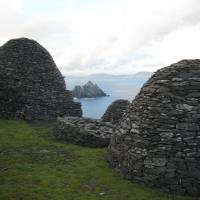 Clochans (dry-stone dwellings dating from the early Middle Ages) on top of Skellig Michael, with Little Skellig behind and the Irish mainland on the horizon 14 km away. | KEI MIYAJIMA PHOTO/(C) AIDA MAKOTO/COURTESY MIZUMA ART GALLERY