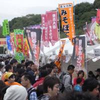 Food fair: Crowds sample snacks at the B-Class contest in May. | SAITAMAPREFECTURAL GOVERNMENT TOURISM DIVISION