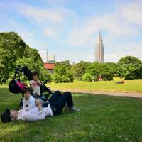 Shady lane: The grassy area in Meiji Jingu’s northwest corner is a perfect place to relax. Kids love park life in the summer
