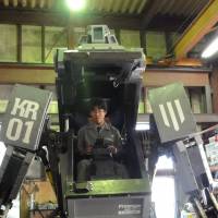 Hands-on: Kuratas cocreator  Wataru Yoshizaki gets in the cockpit to show how the robot is operated. | KAZUAKI NAGATA