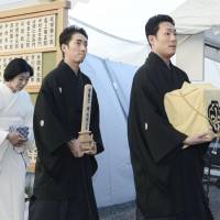 Final respects: Nakamura Kanzaburo\'s sons &#8212; Kankuro (right) and Shichinosuke &#8212; walk in front of Kanzaburo\'s wife, Yoshie, at the late kabuki master\'s funeral at Tokyo\'s Tsukiji Honganji Temple on Thursday. | KYODO