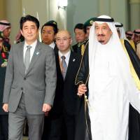 Prime Minister Shinzo Abe and Saudi Arabia\'s Crown Prince Salman bin Abdulaziz Al Saud enters the palace in Jeddah on Tuesday ahead of their meeting. | POOL