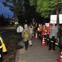 People joined a weekly protest in front of the prime minister\'s office last Friday, but the number of participants had plummeted compared to last June and July. | KAZUAKI NAGATA