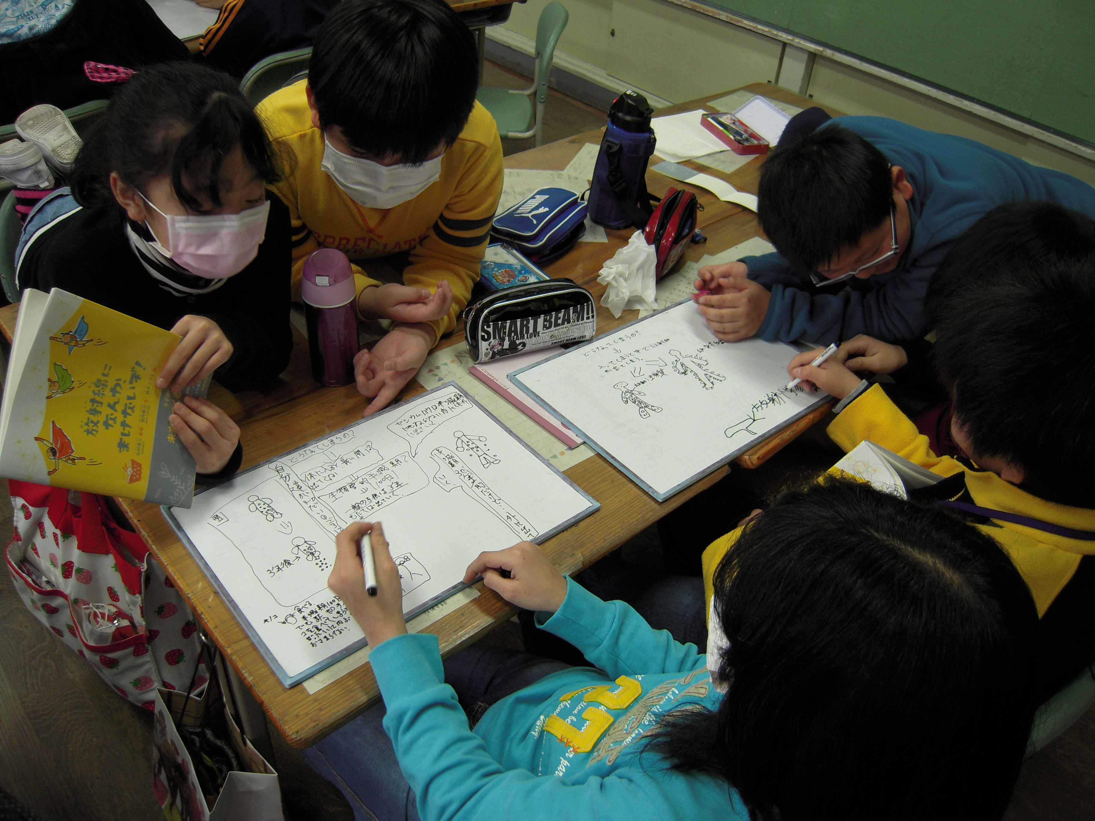 Early education: Students at Akagi Elementary School in Koriyama, Fukushima Prefecture, learn about radiation in 2012. Classes on radiation are now taught in every elementary and junior high school in the prefecture. | MIZUHO AOKI