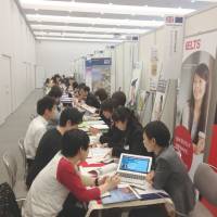 One on one: Students talk directly with the representatives of each university during the European Higher Education Fair in May 2012. | EU DELEGATION TO JAPAN