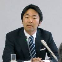 Temporary setback: Kamakura Mayor Takashi Matsuo addresses the municipal assembly on Monday. | KYODO