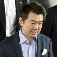 Under fire: Osaka Mayor Toru Hashimoto, coleader of Nippon Ishin no Kai (Japan Restoration Party), heads to a Nagoya hotel on Sunday.  | KYODO