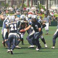 Long arm of the law: Quarterback Gaku Matsuoka (3) of the Metropolitan Police Department Eagles hands the ball off to running back Kokichiro Nagatani during Monday\'s game against the Tokyo Gas Creators. | KAZ NAGATSUKA