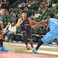 Precision at the point: Rizing Fukuoka\'s Akitomo Takeno drives on Kyoto\'s Jermaine Boyette during the Western Conference final on Saturday at Ariake Colosseum. | YOSHIAKI MIURA