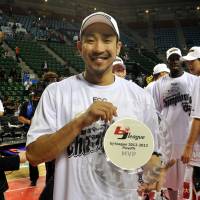 Top dog: Yokohama captain Masayuki Kabaya holds his playoff MVP trophy on Sunday. | YOSHIAKI MIURA