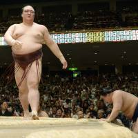 In contention: Kisenosato (left) stands in the ring after beating Goeido at the Summer Grand Summer Tournament on Sunday. | KYODO