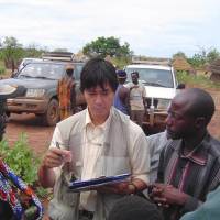 JICA staff member Tsutomu Iimura visits a village in Mali in May 2006. | JICA