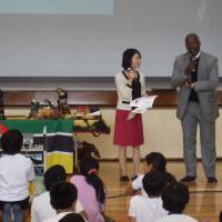 Mozambican Ambassador Belmiro Jose Malate visits the elementary school  and introduces the life and culture of his country to the students on Nov. 8. | CITY OF YOKOHAMA