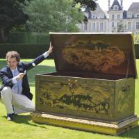 A wooden box from the Edo Period said to have been purchased in 1658 by second Chief Minister of the French Monarch Jules Mazarin and recently discovered in a small town in central France is auctioned Sunday, fetching some &#8364;7.3 million (&#165;955 million). | KYODO