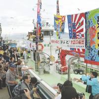 Around 300 people welcome a new trawler, the Seyamaru, gifted by a Yokohama citizens\' group Saturday to fishermen in Otsuchi, Iwate Prefecture, who lost their boats in the 2011 tsunami. The vessel will be used for salmon fishing from September. | KYODO