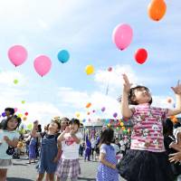 Children let fly 223 balloons Sunday in Fujikawaguchiko, Yamanashi Prefecture, a day after Mount Fuji was inscribed on UNESCO\'s World Heritage list, to celebrate the announcement. | KYODO