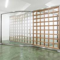 \"Wood Grid Crossing Two-way Mirror\" (2010), which is among the works on show in Dan Graham\'s current exhibition at the Taka Ishii Gallery in Tokyo along with original photographs from his \"Homes for America\" series begun in 1966. | DAN GRAHAM