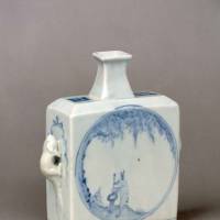 A Korean square blue-and-white porcelain flask with two handle supports and a design of a rabbit pounding rice cake (Choson Dynasty, 18th-19th century). | HAGI URAGAMI MUSEUM