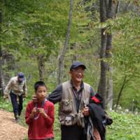 Shared delight: A visually disadvantaged boy and his guide in a \"Kokoro no Mori\" (\"Forest Heart\") program in our Afan woods savor the joys of nature together. | ROBBIE SWINNERTON PHOTO