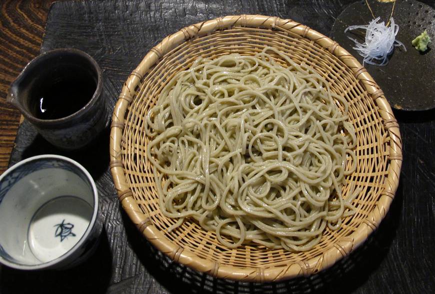 Teuchisoba Narutomi The long and thin of it: Noodle-master Masaaki Narutomi makes his soba from 100 percent buckwheat flour. | ROBBIE SWINNERTON