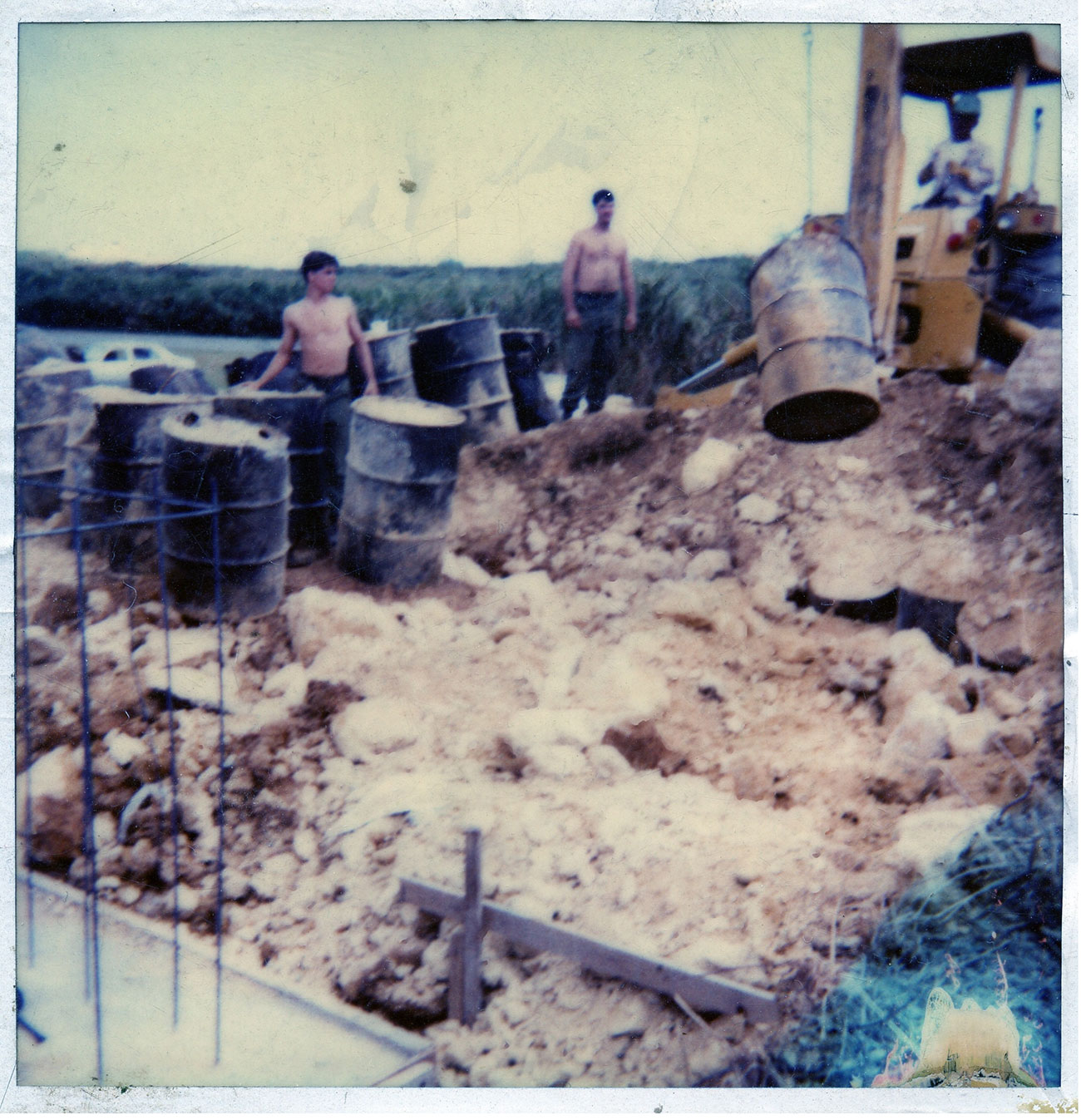 Evidence ignored in Pentagon probe: A picture supplied by Kris Roberts, the former maintenance chief at Futenma air station, shows the worksite where he says he unearthed some 100 barrels of Agent Orange in 1981. Roberts is now a state representative in New Hampshire. | JON MITCHELL