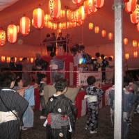 Let\'s dance: Attendees take part in folk dancing at last year\'s Sanno Festival in Tokyo. | HIE JINJA