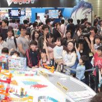 Play time: Children check out toys at last year\'s International Tokyo Toy Show. | &#169; 2013 Kiseki no Ringo Seisaku Iinkai