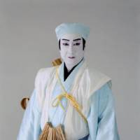 Nakamura Hashinosuke as Ishikawa Goemon (below), and Nakamura Senjaku as Mashiba Hisayoshi (above) in the National Theatre\'s current staging of \"Kinmon Gosan no Kiri\" | NATIONAL THEATRE OF JAPAN