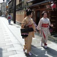 Maiko in Miyagawa-cho. | LESLEY DOWNER PHOTO