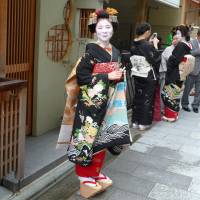 Maiko Ko-ume in her finery for her coming-out ceremony at age 16. | LESLEY DOWNER PHOTO