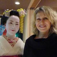 Your reporter with maiko Mame-chan in Kaji-sho. | LESLEY DOWNER PHOTO