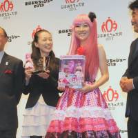 Licca picked: Takara Tomy employees hold the new Licca-chan doll that won the No. 1 award in the girls\' toy segment of the Japan Toy Prize 2013 event held Tuesday at Tokyo International Forum. | SATOKO KAWASAKI