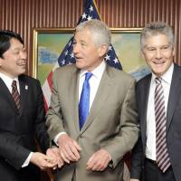 Huddle up: Defense Minister Itsunori Onodera shares a light moment with U.S. Defense Secretary Chuck Hagel (center) and Australian Defense Minister Stephen Smith before a trilateral meeting at the Shangri-la Dialogue summit Saturday in Singapore. | XINHUA / KYODO