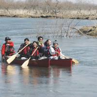 Paddling tourism: Thai journalists and others canoe around the Kushiro Marsh in Hokkaido on April 23. | KYODO