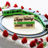 In the loop: A wedding cake modeled after the Yamanote Line will be presented to the winning couple who will be invited to hold their wedding ceremony aboard a special train on Tokyo\'s loop line Oct. 14. | EAST JAPAN RAILWAY CO./KYODO