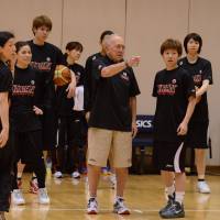 Ideal mentor: Herb Brown, currently the adviser coach for the Japan women\'s national team, brings a wealth of basketball knowledge from more than 50 years as a coach. | &#169;JAPAN BASKETBALL ASSOCIATION