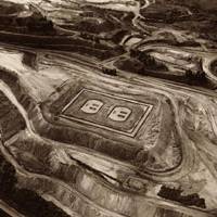Monumental Pop: Vik Muniz worked with a Brazilian mining company to produce a series of Land Art works, including \"Outlet (Pictures of Earthworks).\" | TOKYO WONDER SITE