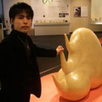 Humble materials: Artist Ryo Sehata with his work \"Rolling Sculpture 20,\" which, like all his works, he produced using common household adhesive tape. | MARIUS GROMBRICH/ NERIMA ART MUSEUM (bottom)