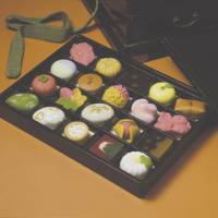 \"Hyakumi-bako and hyakumi-gashi\" | &#169; TORAYA CONFECTIONERY CO. LTD.