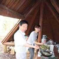 Roll up: Amway volunteers rustle up a feast for the woodchip workers. | C.W. NICOL