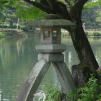 Fine forms: A grey heron poises beneath the Kotoji stone lantern at Kenroku-en Garden in Kanazawa, Ishikawa Prefecture. | &#169; 2010 `KOKO NO MESU` SEISAKU IINKAI