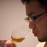 A visitor at a SMWS tasting event in Tokyo (below) tries one of the unnamed whiskies. | YOSHIAKI MIURA PHOTO