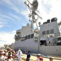 Children pose with navy personnel in front of the USS Lassen. | YOSHIAKI MIURA PHOTO