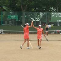 Set pieces: Doubles players celebrate during this year\'s Karuizawa International Tennis Tournament | EDAN CORKILL PHOTO