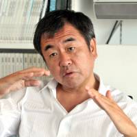 Considering all angles: Kengo Kuma explains his thinking during the recent JT interview at his office in Tokyo\'s Minami-Aoyama district. | YOSHIAKI MIURA PHOTO