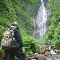 Tour guide: Takashi Yoshikawa at the Waterfall of the Black Bears. | TOMOKO OTAKE PHOTOS