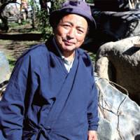 Bamboozling beauty: Garden wizard Sadao Yasumoro, and a fence design that was recently created by his young apprentice at Yushima Tenjin shrine. | KIT NAGAMURA PHOTOS