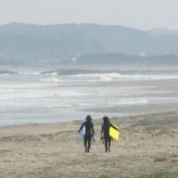Life\'s a beach: Heading surfward on  peaceful Kujukuri-hama. | CHRISTOPHER JOHNSON PHOTOS
